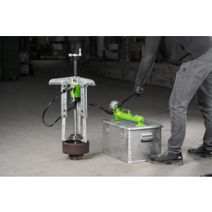 3-ramienny ściągacz hydrauliczny z regulowaną głębokością mocowania i pompą hydrauliczną 520 x 500 mm seria Y28-11 KUKKO kod: Y28-11-1 - 2
